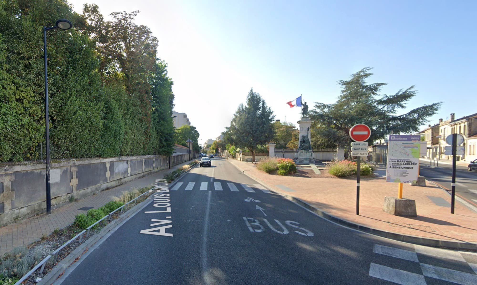 Entrée de l'avenue Louis Barthou, avec la signalisation de sens unique
